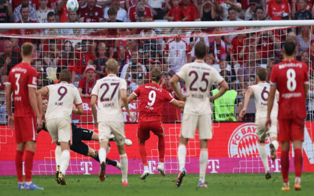 مجله فوتبالی نفس راحت نویر پنالتی فرایبورگ به آسمان رفت! (عکس) - مجله فوتبالی مجله فوتبالی نفس راحت نویر پنالتی فرایبورگ به آسمان رفت! (عکس)