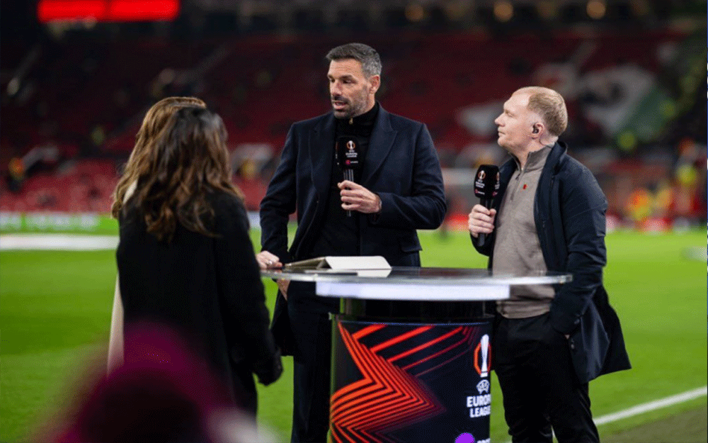 اقدام عجیب هافبک پائوک: امضا گرفتن از کارشناس بازی مجله فوتبالی اقدام عجیب هافبک پائوک: امضا گرفتن از کارشناس بازی!