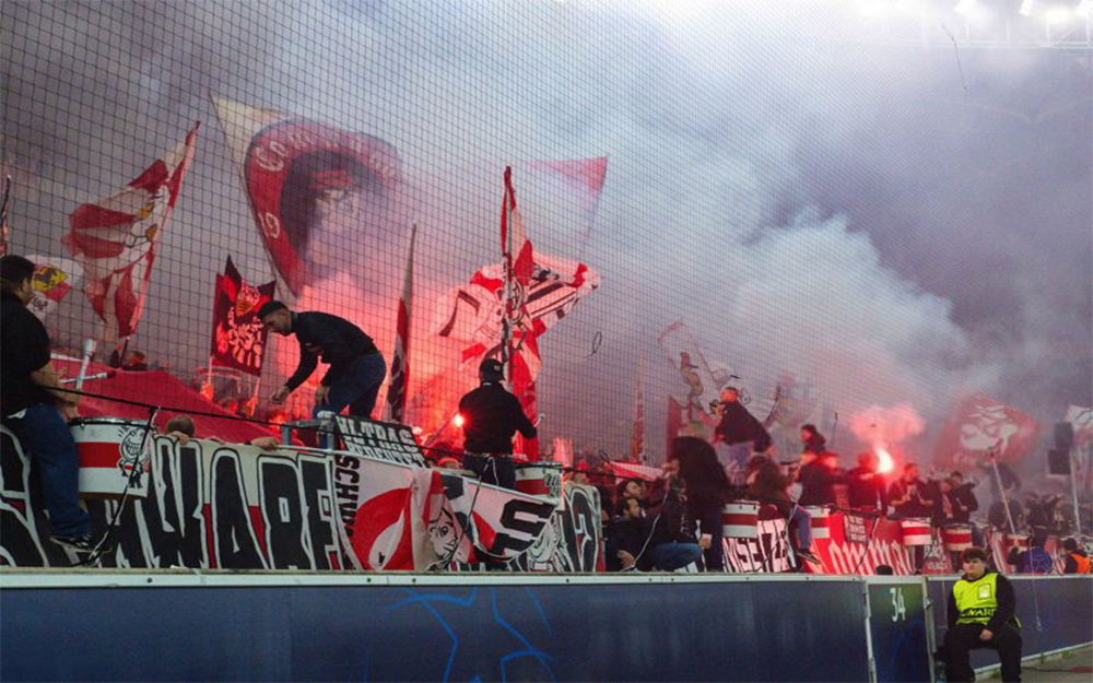 یک توپ جمعکن قربانی آتشبازی هواداران اشتوتگارت! - مجله فوتبالی یک توپ جمعکن قربانی آتشبازی هواداران اشتوتگارت!