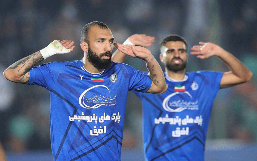 روزبه چشمی و محمد مرادمند دو مدافع میانی استقلال در بازی با مس‌رفسنجان بودند که در نیمه دوم با اضافه شدن سامان فلاح خط دفاعی این تیم به دفاع سه نفره تغییر کرد و آبی‌ها با نفرات بیشتری به محافظت از تک گل ارزشمند خود مشغول شدند. در روزی که مدافعان و هافبک‌های دفاعی استقلال روز خوبی داشتند و مس‌رفسنجان نتوانسته بود موقعیت جدی روی دروازه این تیم خلق کند، جدال بین برزای و فلاح صحنه مشکوک به پنالتی را در محوطه استقلال به وجود آورد که ری‌اکشن روزبه و مرادمند در این صحنه جالب بود، دو مدافع با تجربه استقلال که نزدیک‌ترین بازیکنان به صحنه بودند بعد از سرنگون شدن برزای دست‌های خود را بالا بردند و سعی کردند که به داور مسابقه انتقال دهند هیچ برخوردی درون محوطه شکل نگرفته است. البته بعد از بررسی صحنه توسط VAR مشخص شد که ادعای این دو بازیکن درست بوده و پنالتی در محوطه جریمه استقلال اتفاق نیفتاده و بعد از اینکه محمدحسین زاهدی‌فر با دستانش به حسینی اشاره کرد که بازی را آغاز کند، هواداران و بازیکنان استقلال یک نفس راحت کشیدند و ادامه مسابقه را با احتیاط بیشتری انجام دادند.