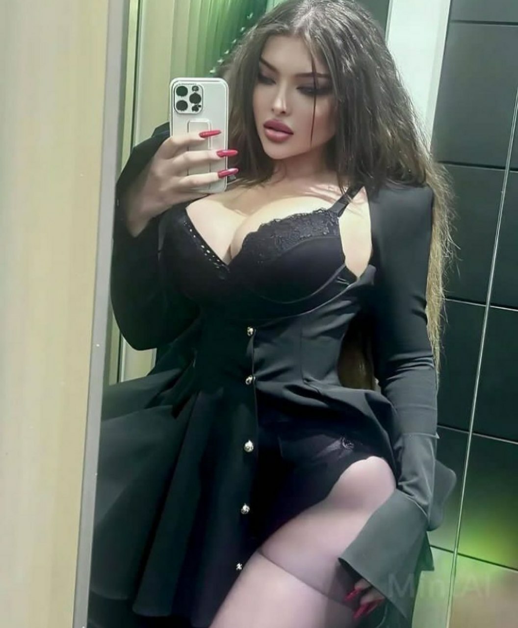 عکس برهنه آرام جوینده لب استخر
