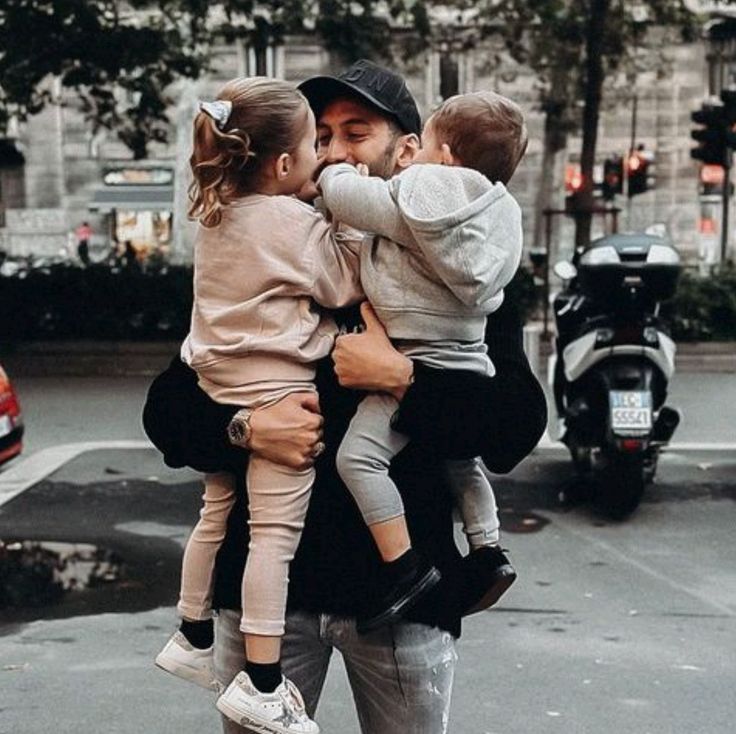 عکس هاکان چالهان اوغلو و فرزندانش