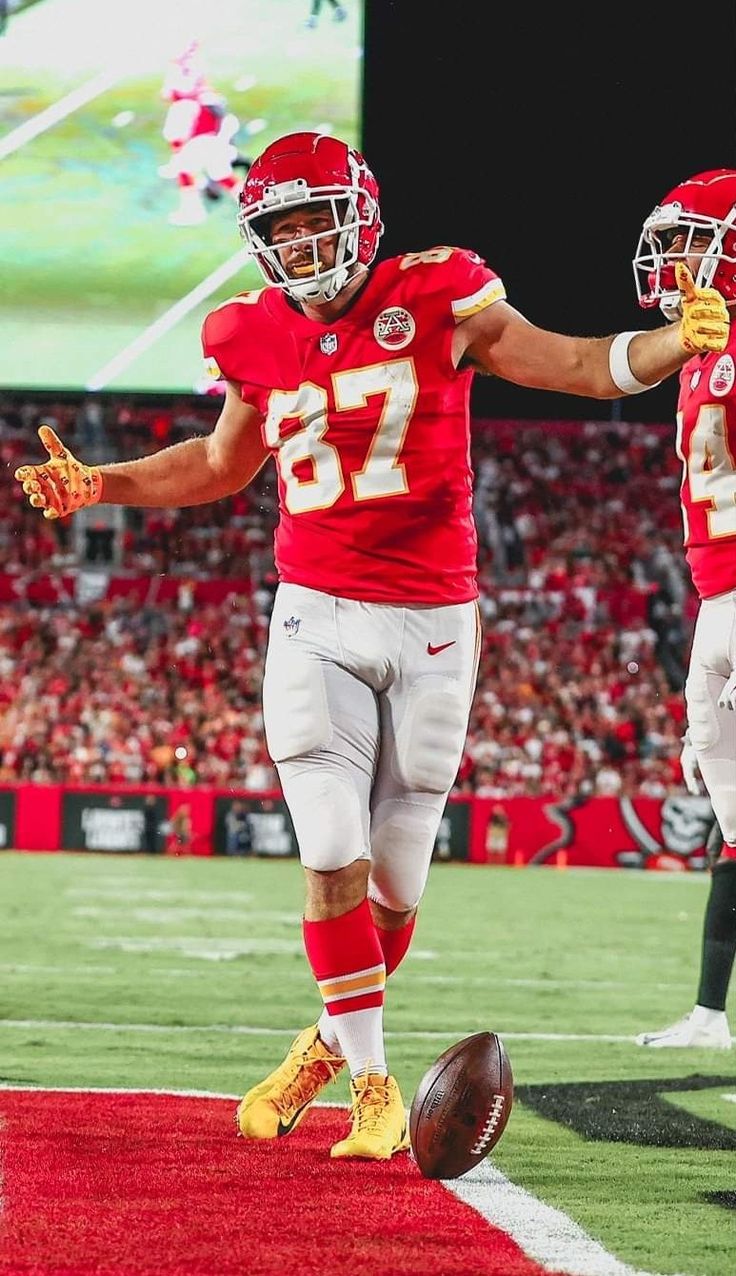 Travis Kelce wallpaper 4k