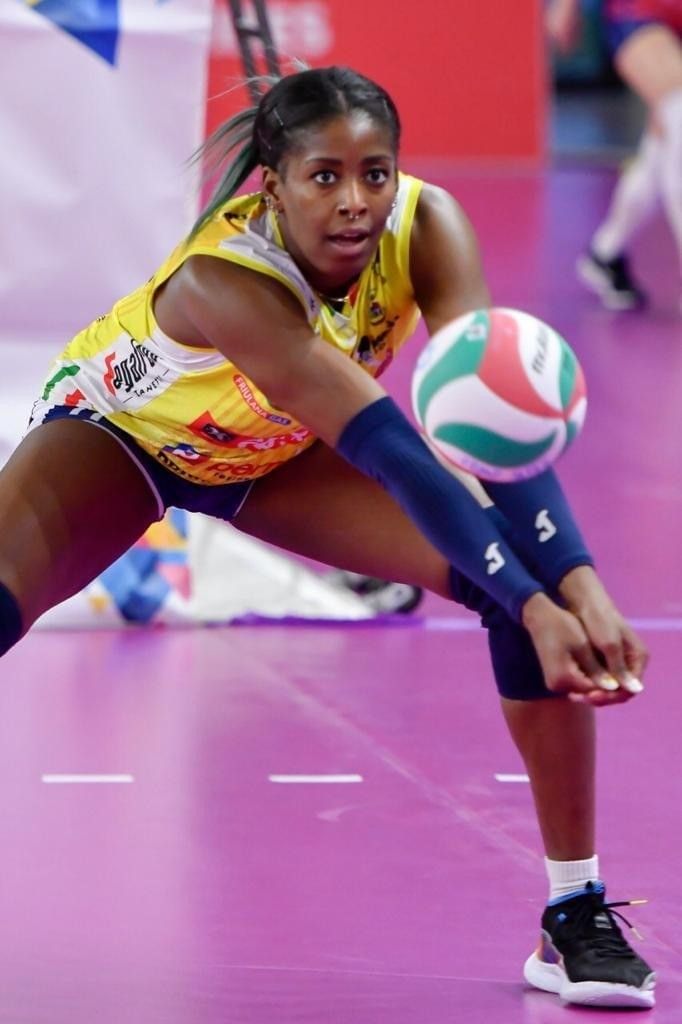 Myriam Sylla wallpaper