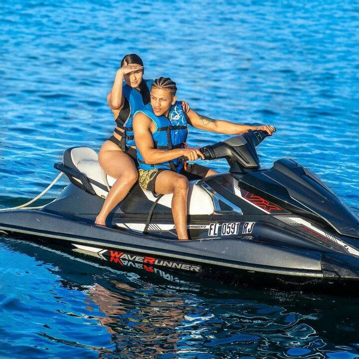 یامال و همسرش در ساحل یامال و همسرش در ساحل