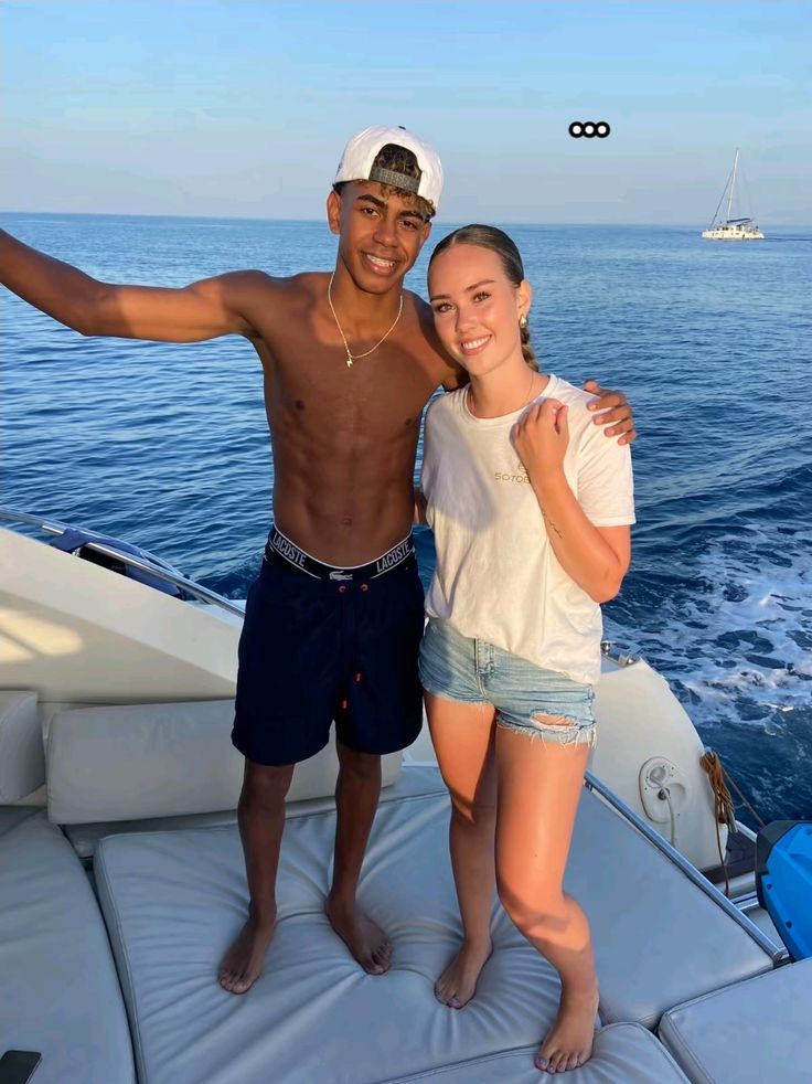 یامال و همسرش در استخر یامال و همسرش در استخر