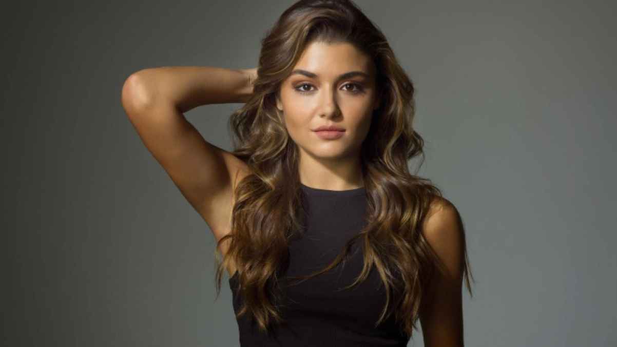 Hande Erçel wallpaper