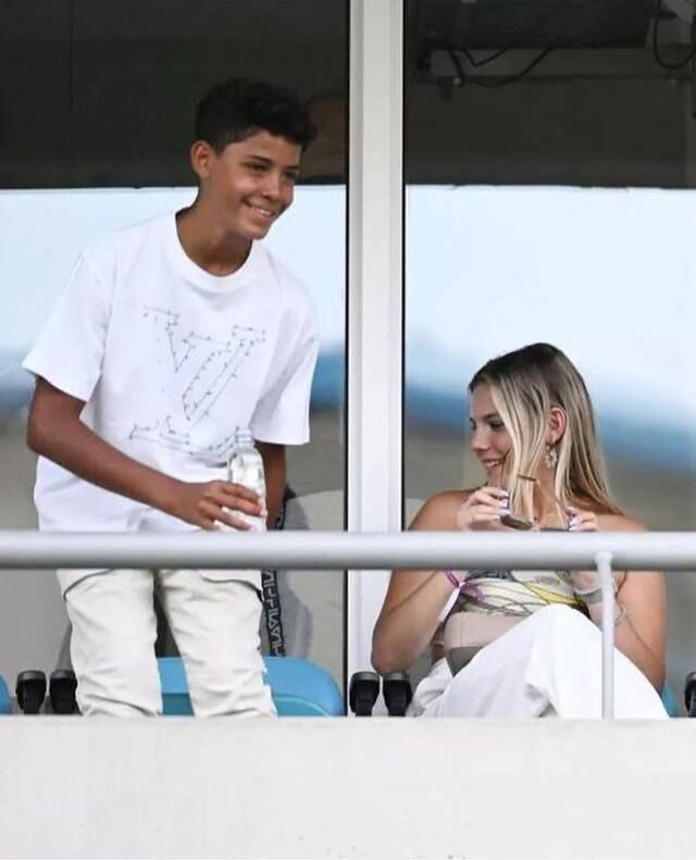 عکس کریستیانو جونیور و دوست دخترش عکس کریستیانو جونیور و دوست دخترش
